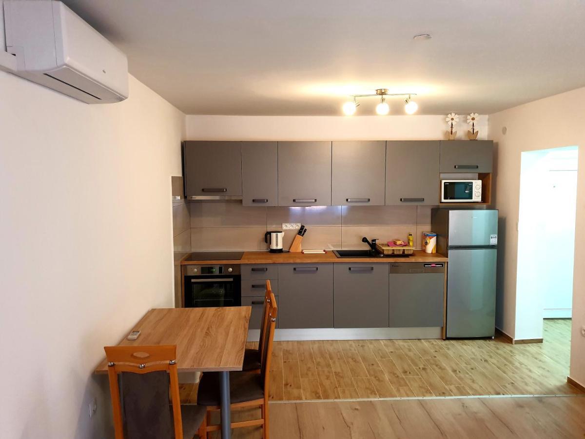 Apartment Mon Chéri-located in a quiet neighbourhood near beaches FREE PARKING Pula Exterior foto