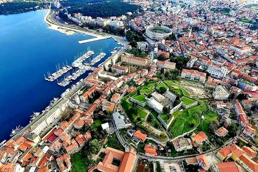 Apartment Mon Chéri-located in a quiet neighbourhood near beaches FREE PARKING Pula Exterior foto